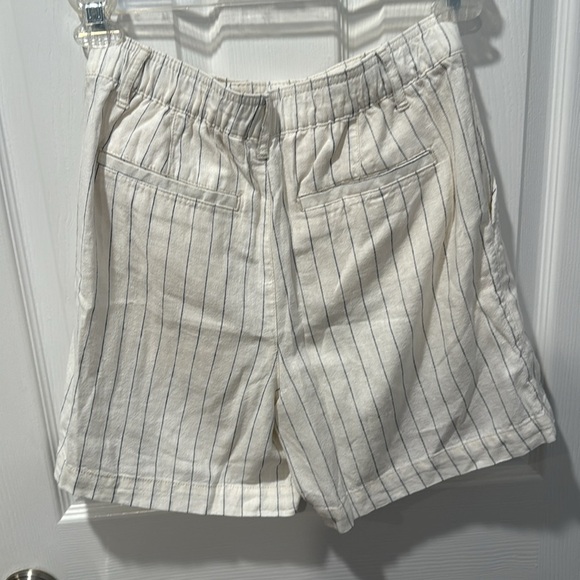 GAP White and Black Striped pleated linen shorts - Picture 6 of 7